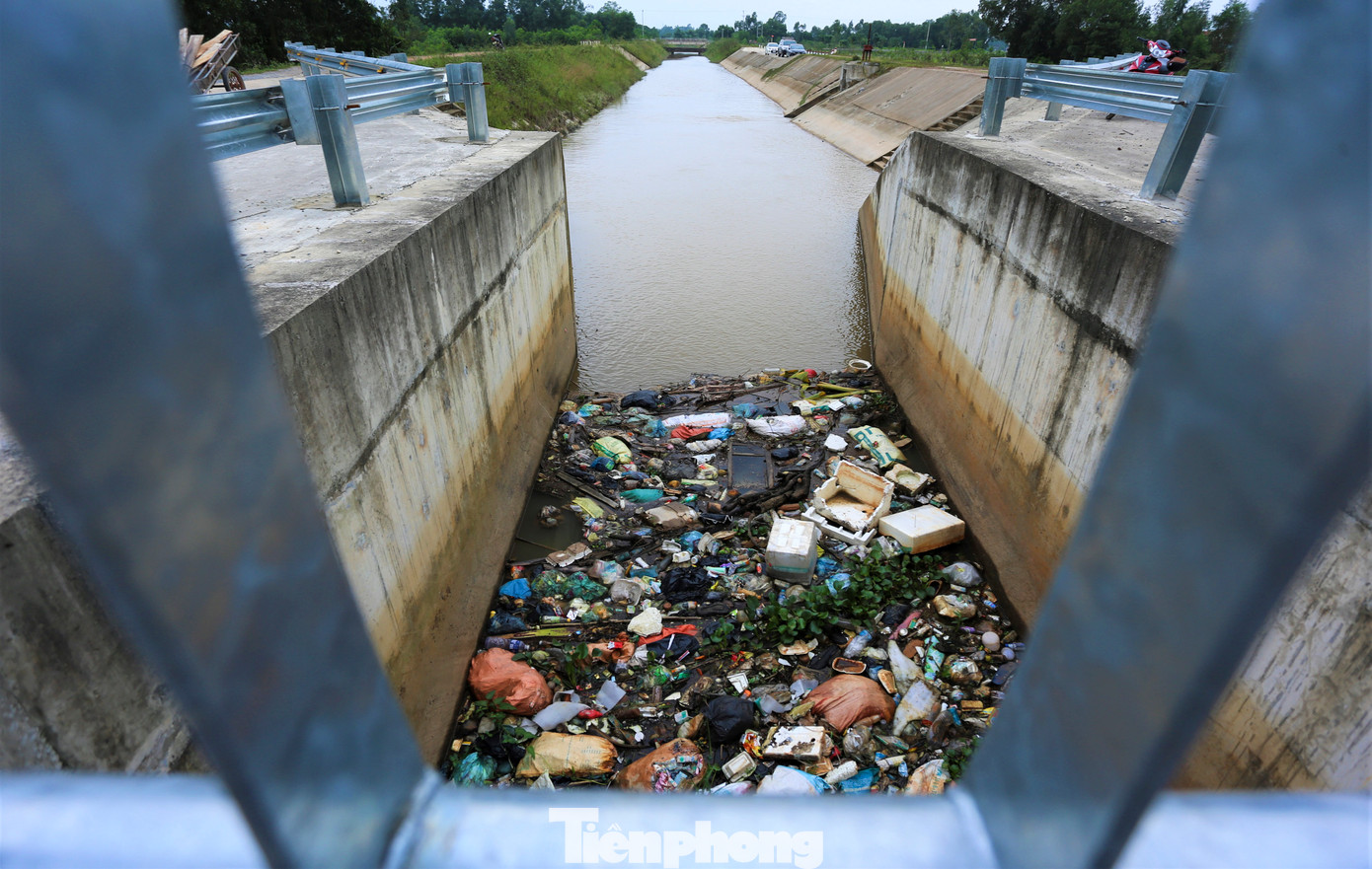 Đủ thể loại chất thải sinh hoạt, túi nylon, bao bì đựng xác động vật bịt kín khu vực xi phông.