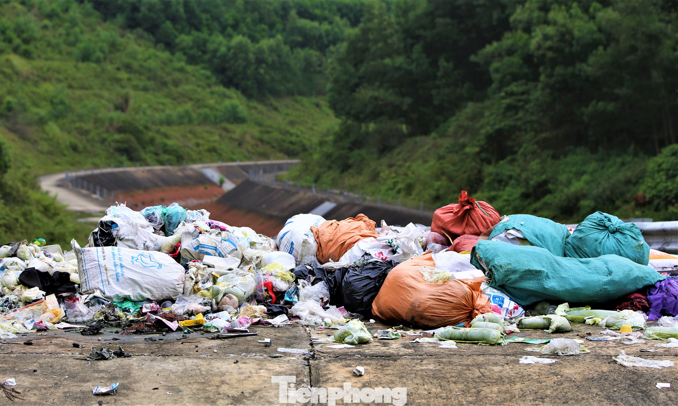 Tại khu vực thượng nguồn đoạn qua thị trấn Vũ Quang, xã Hương Minh và huyện Đức Thọ, rác thải cũng được vứt bừa bãi, chất thành đống lớn.