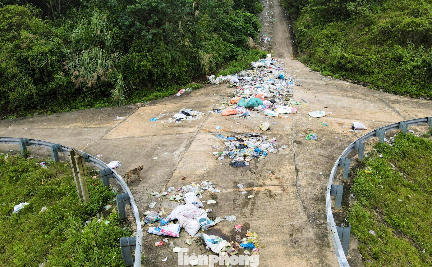 Khu vực ven kênh dẫn, rác chắn gần hết cả lối đi.