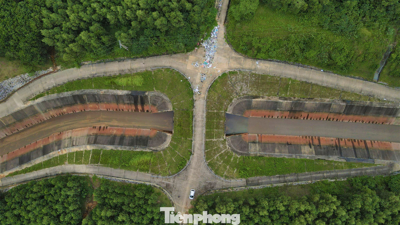 Ông Đinh Thanh Hải - Trạm phó Trạm Ngàn Trươi – Linh Cảm (thuộc Công ty TNHH MTV Thủy lợi Bắc Hà Tĩnh) cho biết việc rác thải tồn tại dọc kênh dẫn là vấn đề nan giải của đơn vị. “Chúng tôi cùng ngành chức năng địa phương từng nhiều lần tuyên truyền cho người dân không vứt rác bừa bãi, gây ách tắc hệ thống kênh thủy lợi song tình trạng vẫn diễn ra”.