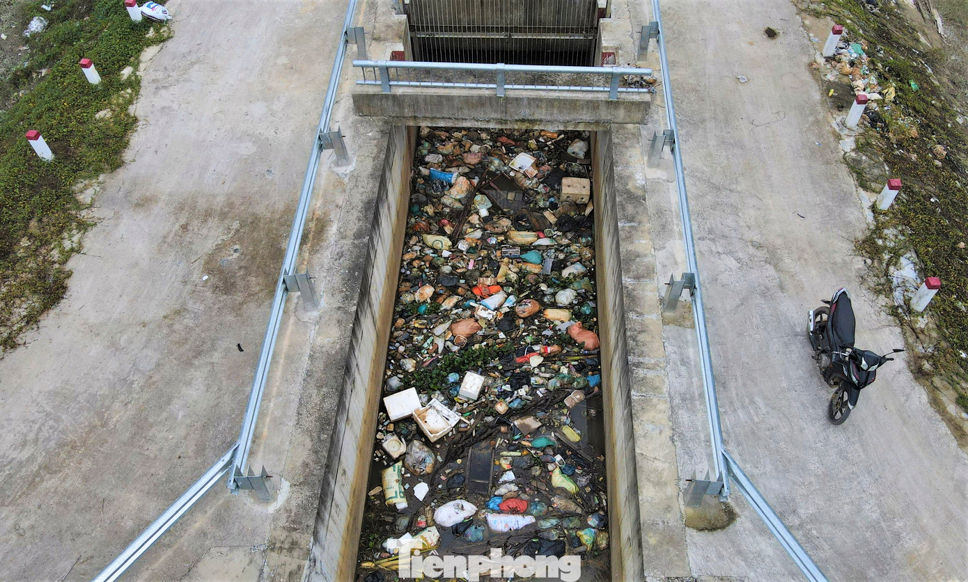 Theo người dân địa phương, sau các đợt mưa lớn, rác từ thượng nguồn theo dòng nước ùn ùn kéo về, mắc kẹt tại các vị trí trên. Lượng rác lớn, bốc mùi hôi thối gây ô nhiễm và ảnh hưởng việc điều tiết nước của đơn vị vận hành.