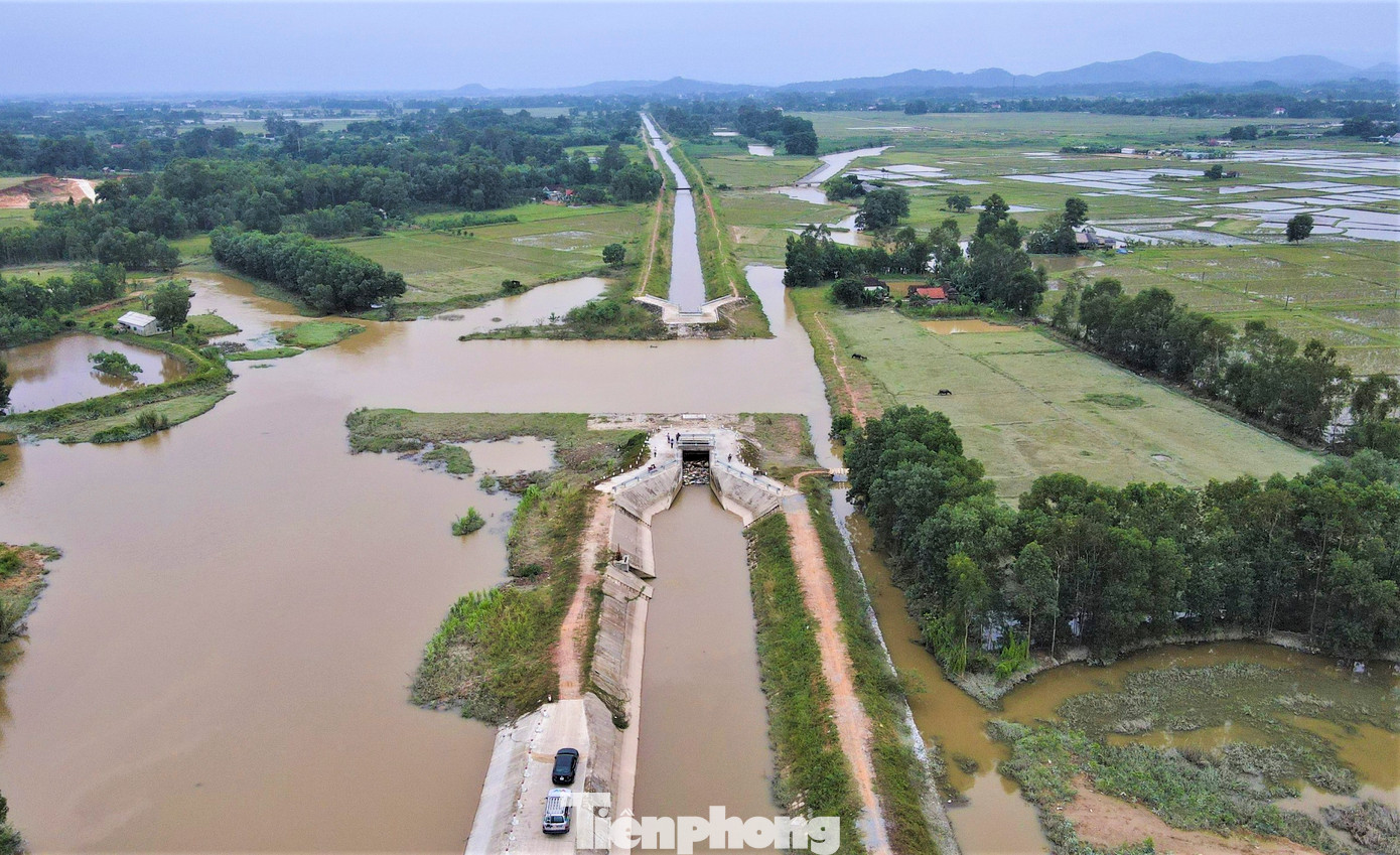 Nhiều tháng qua, tại các cổng chắn, xi phông dọc khu vực kênh Ngàn Trươi - Cẩm Trang qua xã Khánh Vĩnh Yên (huyện Can Lộc, Hà Tĩnh) xuất hiện dày đặc rác thải sinh hoạt.