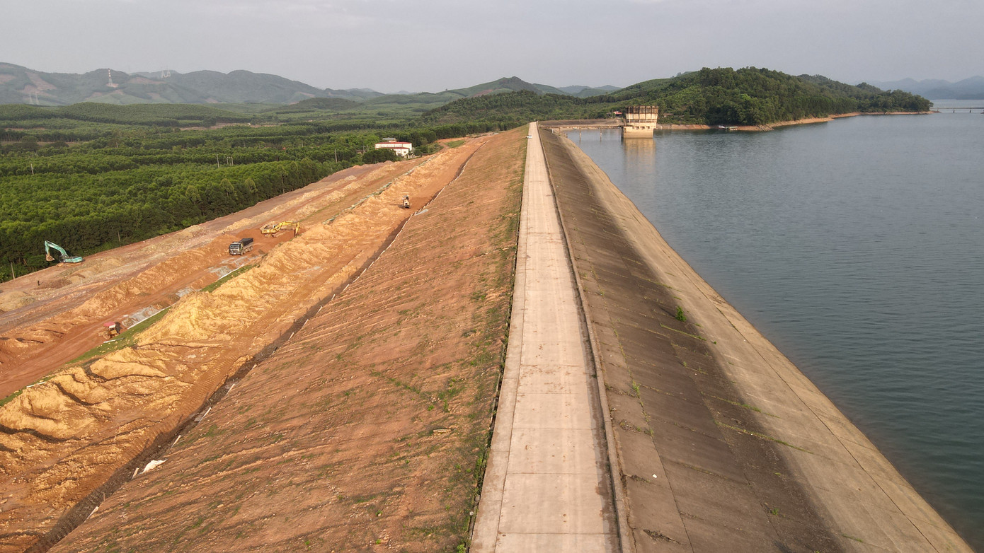 Hồ Kẻ Gỗ đang được nâng cấp sau gần 50 năm khai thác, vận hành. Hồ Kẻ Gỗ đang được nâng cấp sau gần 50 năm khai thác, vận hành.