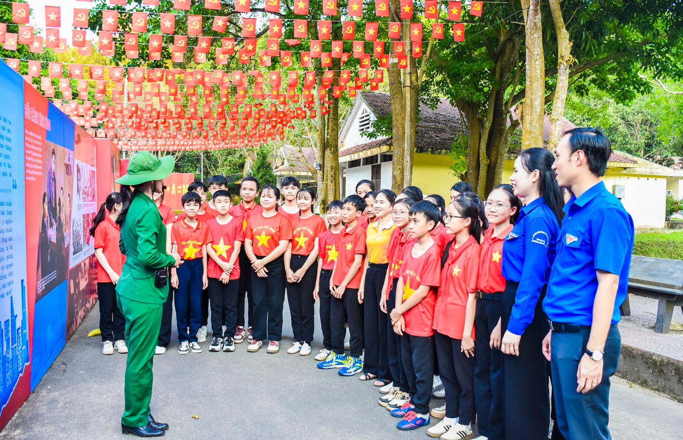 Thế hệ trẻ được nghe lại những câu chuyện lịch sử hào hùng của dân tộc qua những hình ảnh tư liệu.