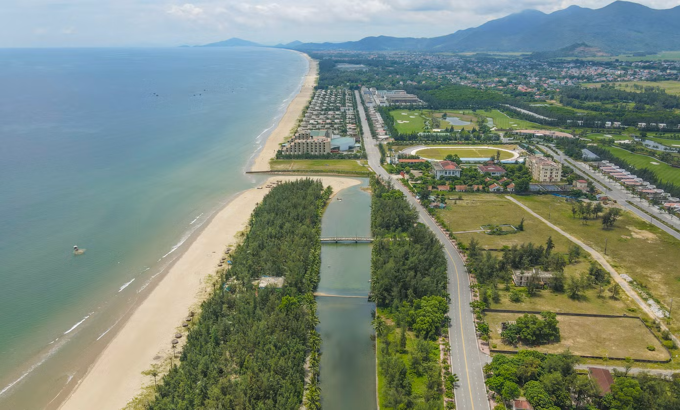 Biển Xuân Thành sở hữu bờ biển dài gần 5 km với bãi cát mịn cùng cảnh sắc tươi xanh. Nơi đây còn có hệ thống khách sạn, khu lưu trú cao cấp, hiện đại, đáp ứng nhu cầu cho du khách nghỉ dưỡng.