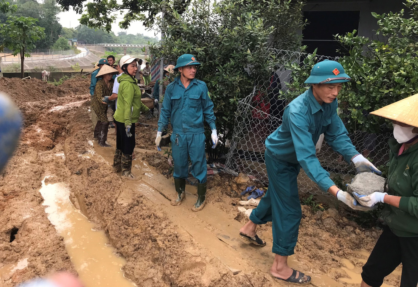 &quot;Khu vực sạt lở dọc bờ sông khá nhiều nên địa phương chú trọng gia cố các vị trí nghiêm trọng trước. Tuy nhiên, đây cũng chỉ là phương án tạm thời, về lâu dài cần có dự án thoát lũ, bờ kè kiên cố để đảm bảo an toàn cho người dân”, lãnh đạo địa phương thông tin.