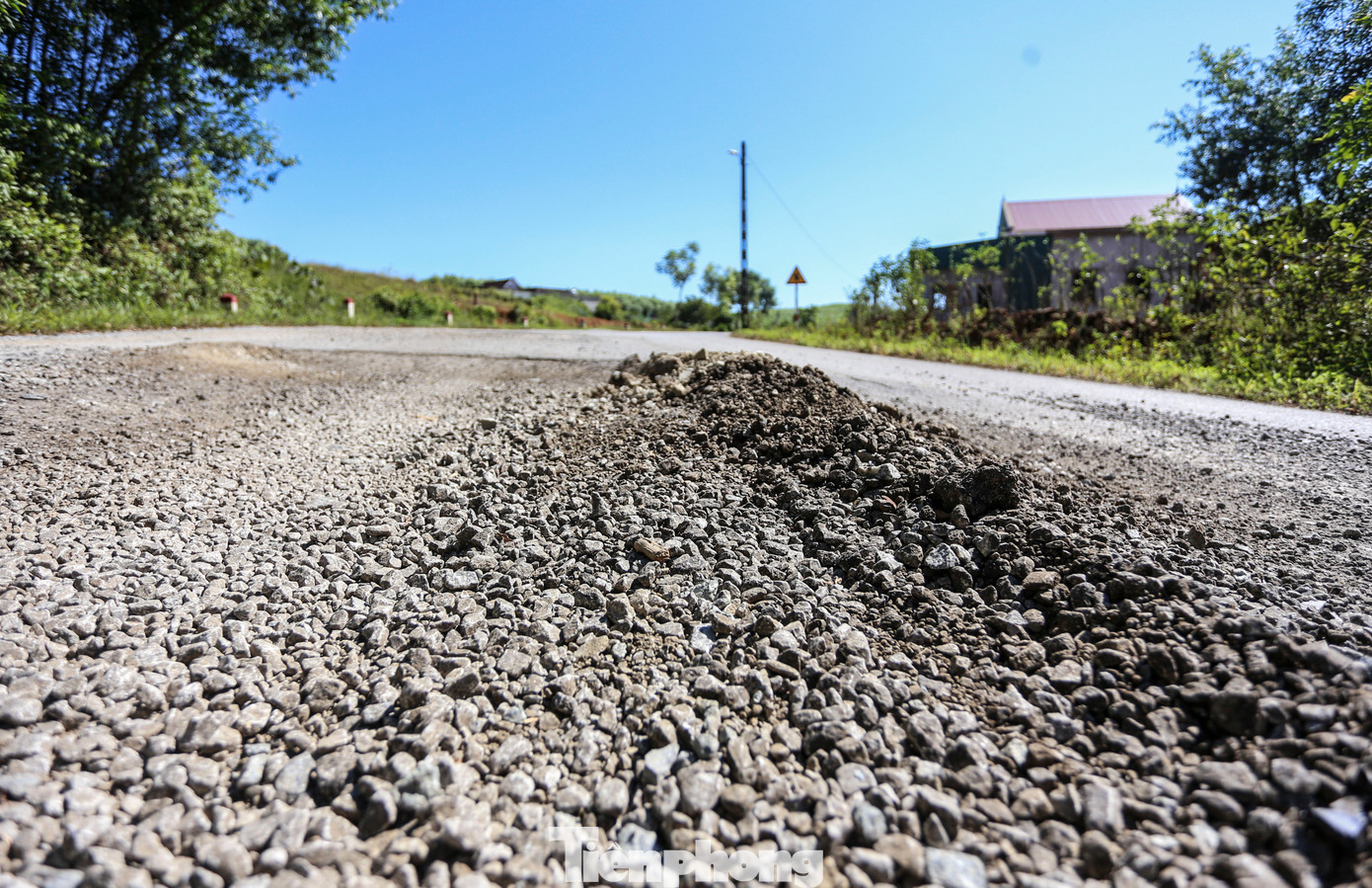Đại diện Ban quản lý dự án đầu tư xây dựng công trình Dân dụng và Công nghiệp tỉnh Hà Tĩnh - chủ đầu tư dự án cho biết, tuyến đường thiết kế chịu trọng tải 10 tấn/trục song lượng xe tải trọng lớn chở vật liệu cao tốc và xe chở keo liên tục di chuyển đã làm đường sớm xuống cấp.
