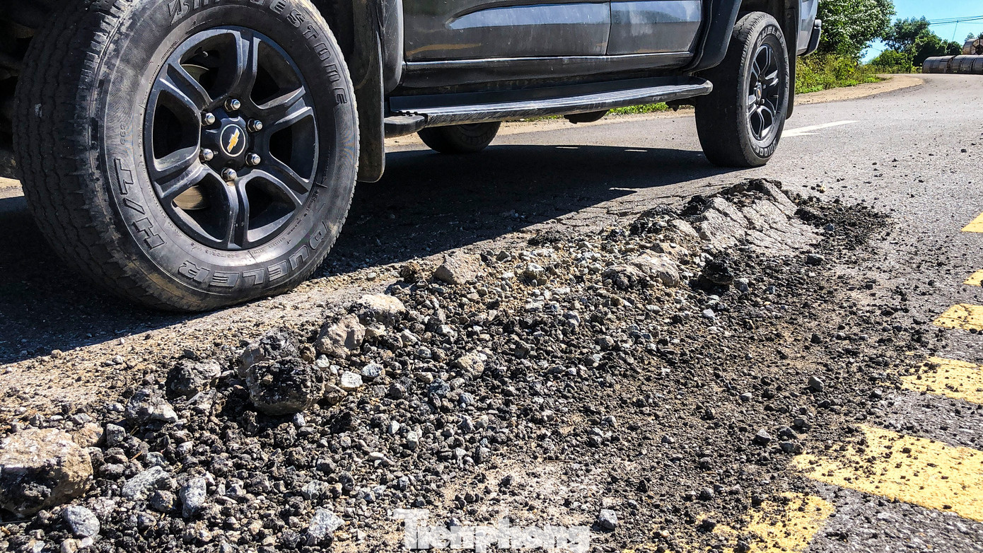 Mặt đường xuống cấp, trồi gãy, bong từng mảng nhựa. Người dân cho rằng xe tải trọng lớn chạy liên tục là nguyên nhân khiến tuyến đường sớm xuống cấp.