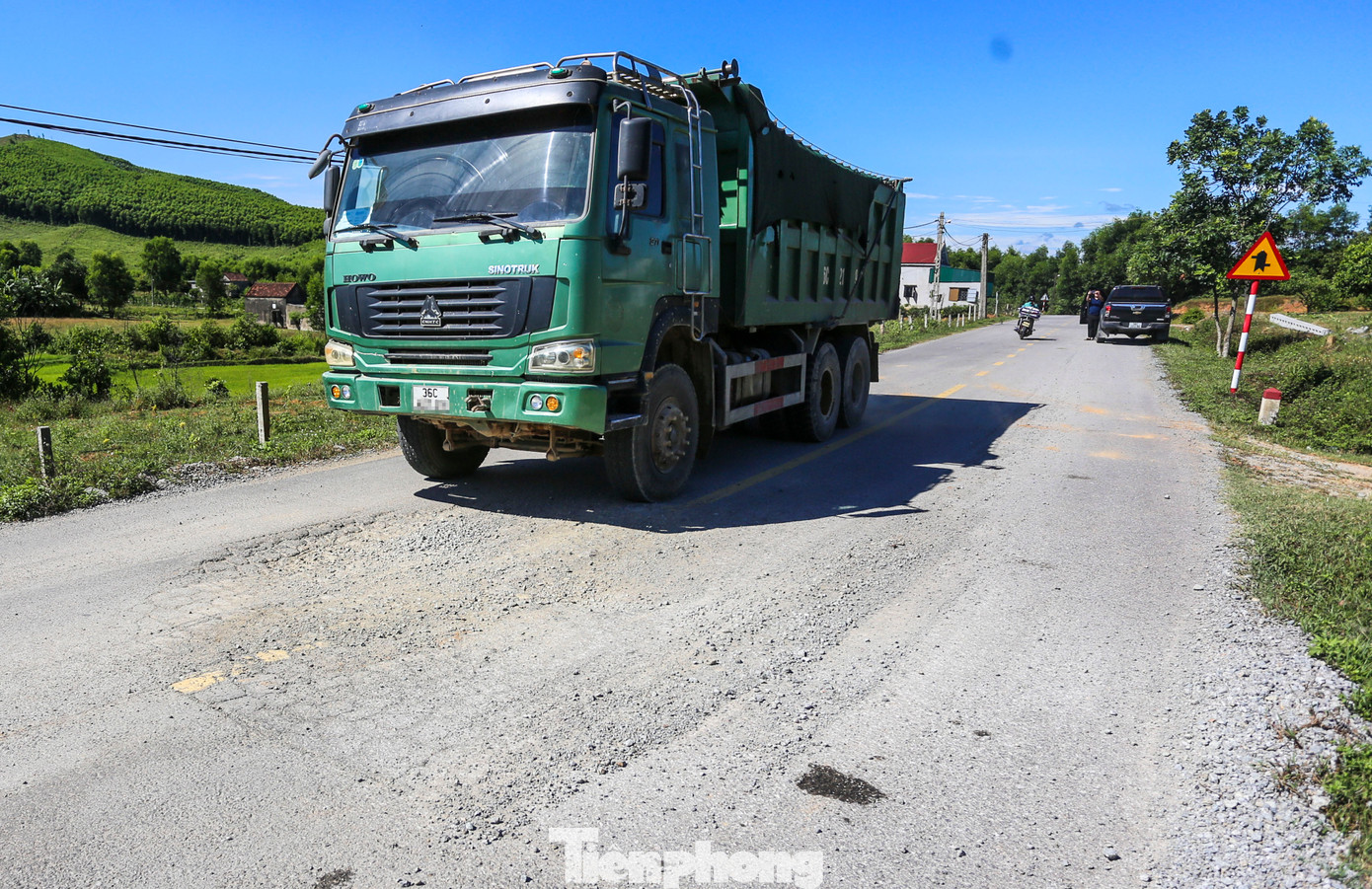 Lượng xe chở tải trọng lớn, di chuyển liên tục trên tuyến.