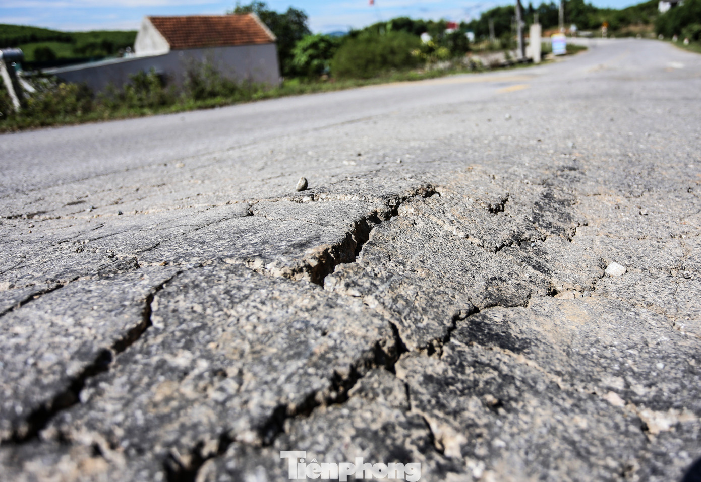 Mặt đường xuống cấp, trồi gãy, bong từng mảng nhựa. Người dân cho rằng xe tải trọng lớn chạy liên tục là nguyên nhân khiến tuyến đường sớm xuống cấp.