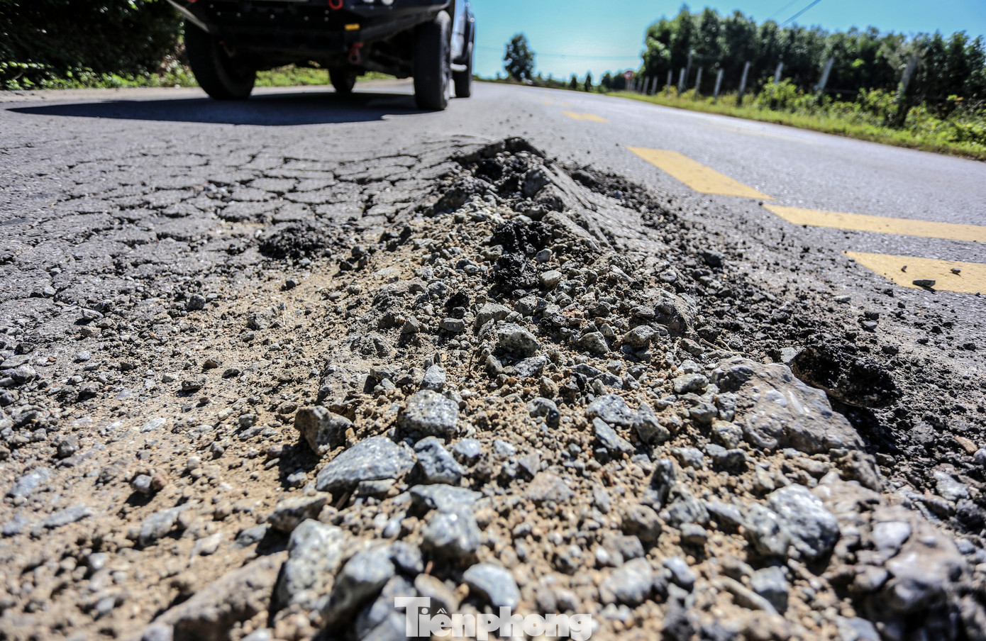 Mặt đường xuống cấp, trồi gãy, bong từng mảng nhựa. Người dân cho rằng xe tải trọng lớn chạy liên tục là nguyên nhân khiến tuyến đường sớm xuống cấp.