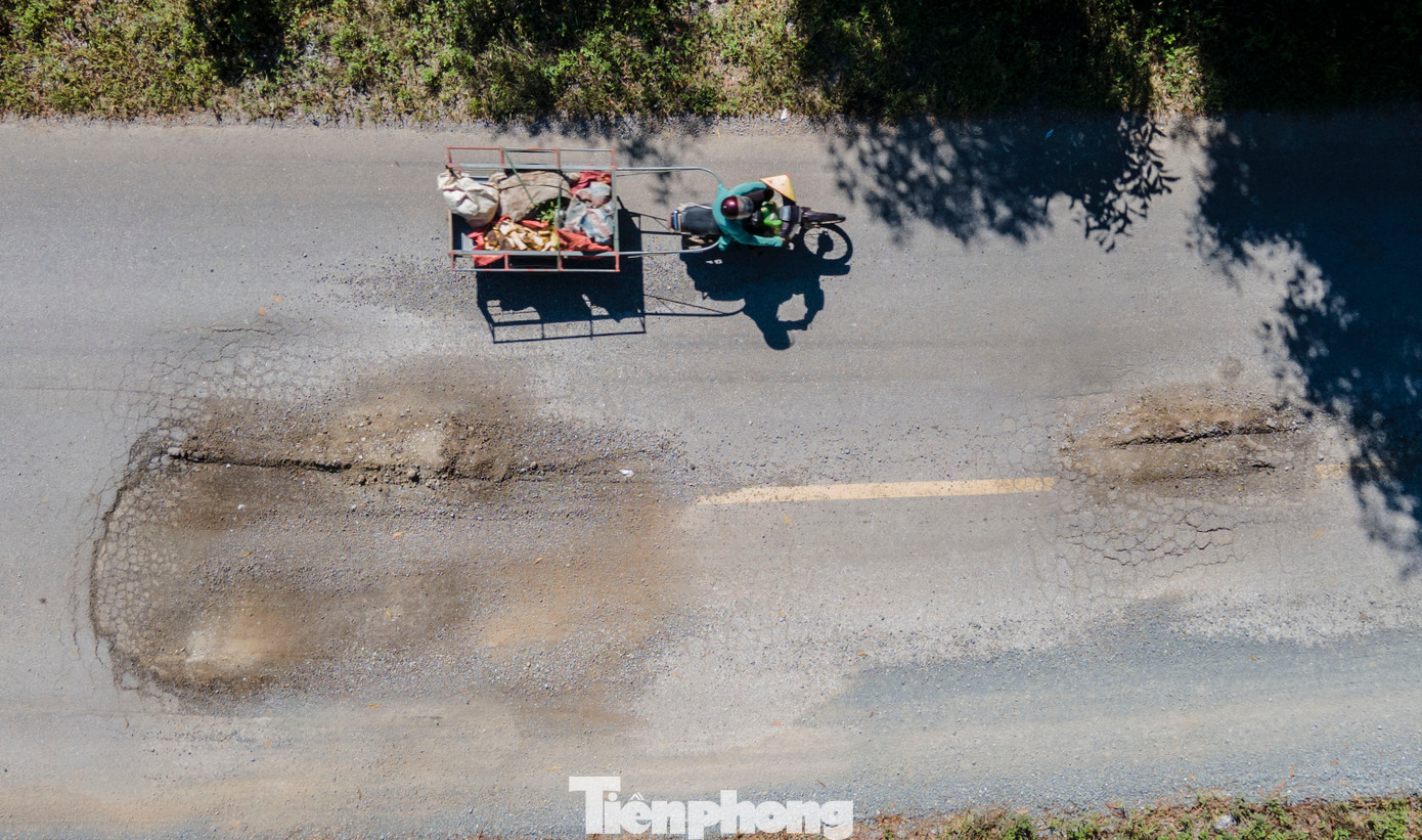 Theo người dân địa phương, tình trạng tuyến đường hư hỏng, xuống cấp xảy ra từ cuối năm 2023 đến nay. Họ cho rằng nguyên nhân chủ yếu do tình trạng xe tải trọng lớn di chuyển nhiều khiến tuyến đường nhanh chóng xuống cấp.