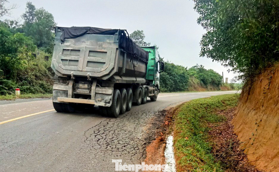 Mặt đường xuống cấp, trồi gãy, bong từng mảng nhựa. Người dân cho rằng xe tải trọng lớn chạy liên tục là nguyên nhân khiến tuyến đường sớm xuống cấp.