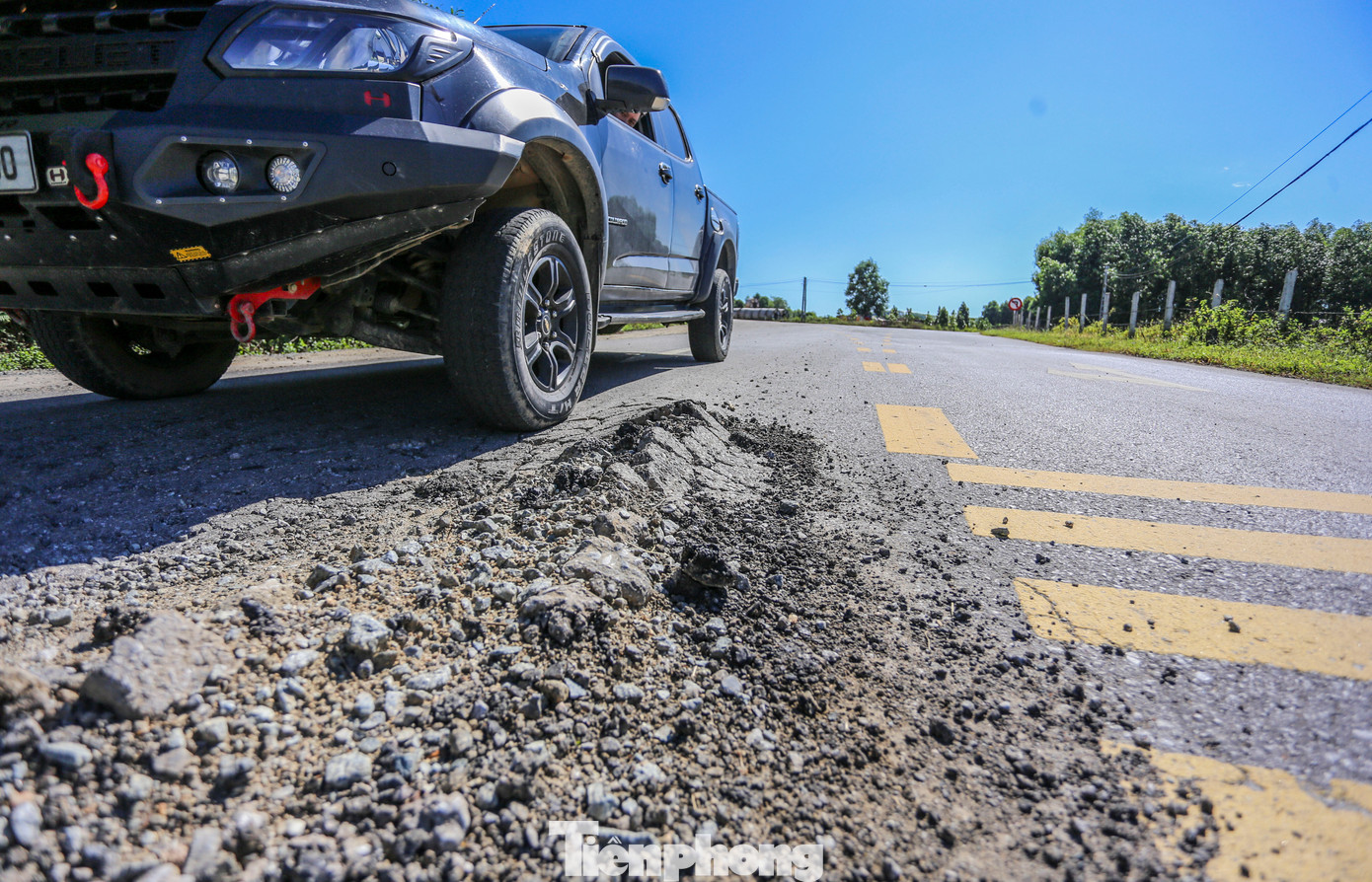 “Đường làm chưa lâu nhưng xe lớn chạy nhiều nên nhanh xuống cấp. Có đoạn cua, tài xế xe tải chở đất đá còn chạy rất nhanh, nguy hiểm” bà Nguyễn Thị Ngân (57 tuổi, trú thôn Bắc Sơn, xã Kỳ Trung) nói.