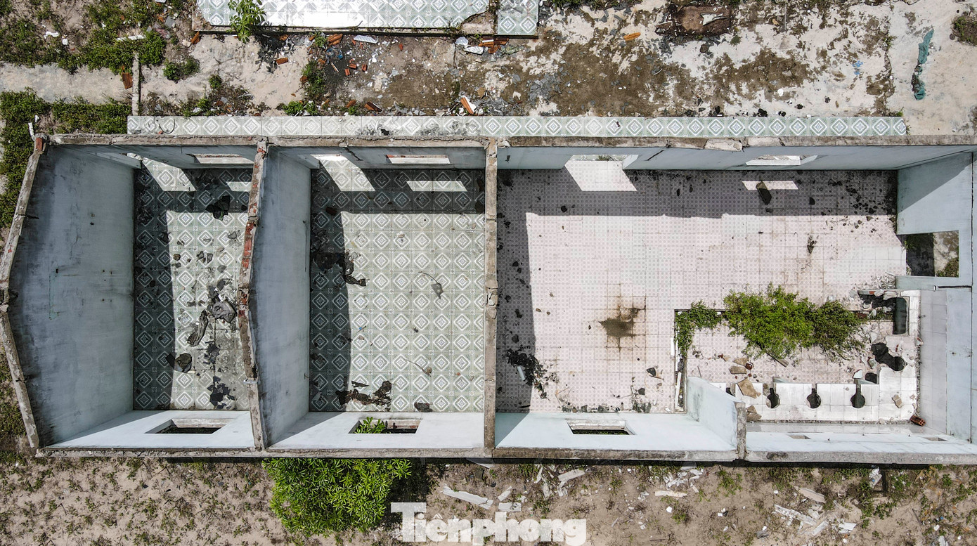 “Khoảng 4 năm nay, khu du lịch không còn hoạt động, nhiều công trình bên trong cũng vì thế xuống cấp, hư hỏng, nằm trơ trọi”, ông Thắng (50 tuổi) cho hay. “Khoảng 4 năm nay, khu du lịch không còn hoạt động, nhiều công trình bên trong cũng vì thế xuống cấp, hư hỏng, nằm trơ trọi”, ông Thắng (50 tuổi) cho hay.