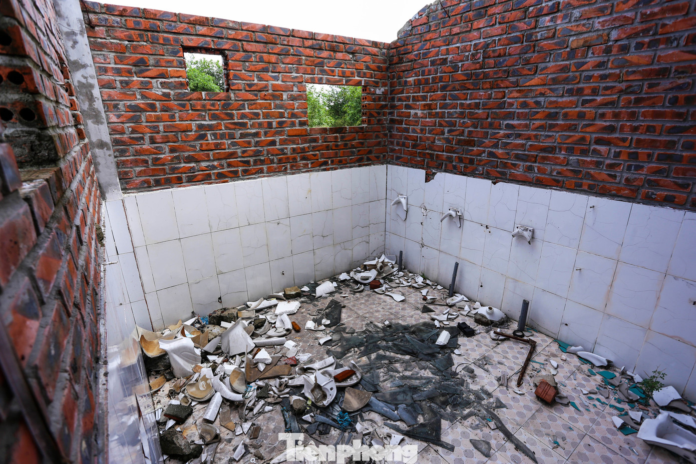 “Khoảng 4 năm nay, khu du lịch không còn hoạt động, nhiều công trình bên trong cũng vì thế xuống cấp, hư hỏng, nằm trơ trọi”, ông Thắng (50 tuổi) cho hay. “Khoảng 4 năm nay, khu du lịch không còn hoạt động, nhiều công trình bên trong cũng vì thế xuống cấp, hư hỏng, nằm trơ trọi”, ông Thắng (50 tuổi) cho hay.