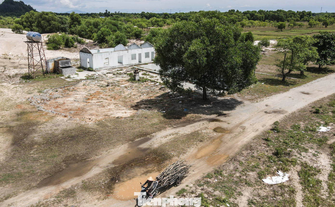 Con đường được đầu tư xây dựng hàng trăm triệu đồng qua khu du lịch nay hư hỏng, chi chít ổ trâu, ổ gà. Hiện chỉ có một số người dân sống cạnh đi qua khu vực này. Con đường được đầu tư xây dựng hàng trăm triệu đồng qua khu du lịch nay hư hỏng, chi chít ổ trâu, ổ gà. Hiện chỉ có một số người dân sống cạnh đi qua khu vực này.