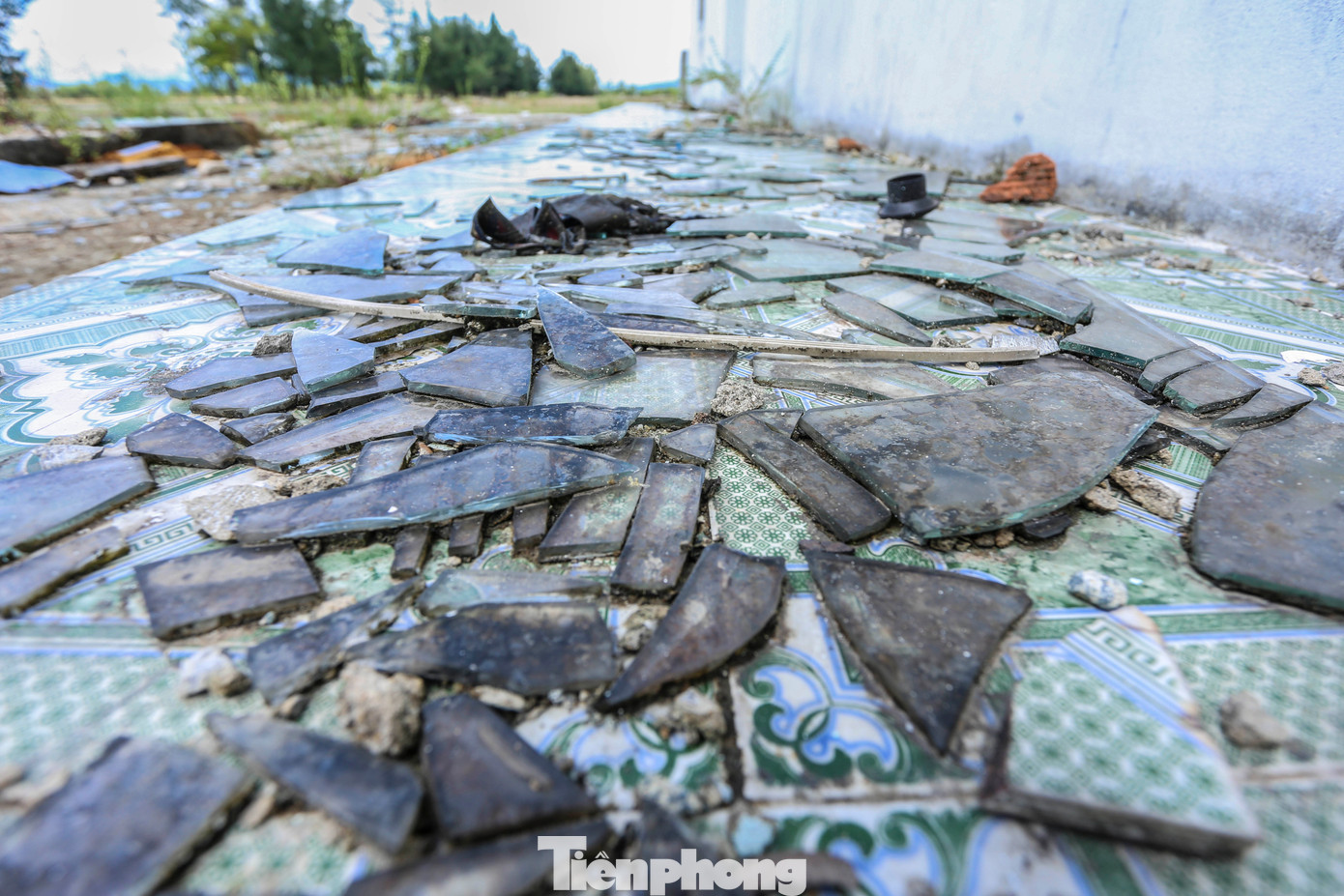 Hạng mục nhà chờ bằng tôn thép mục nát theo thời gian. Nhiều mảnh kính vỡ vương vãi khắp nơi trong khu du lịch. Hạng mục nhà chờ bằng tôn thép mục nát theo thời gian. Nhiều mảnh kính vỡ vương vãi khắp nơi trong khu du lịch.