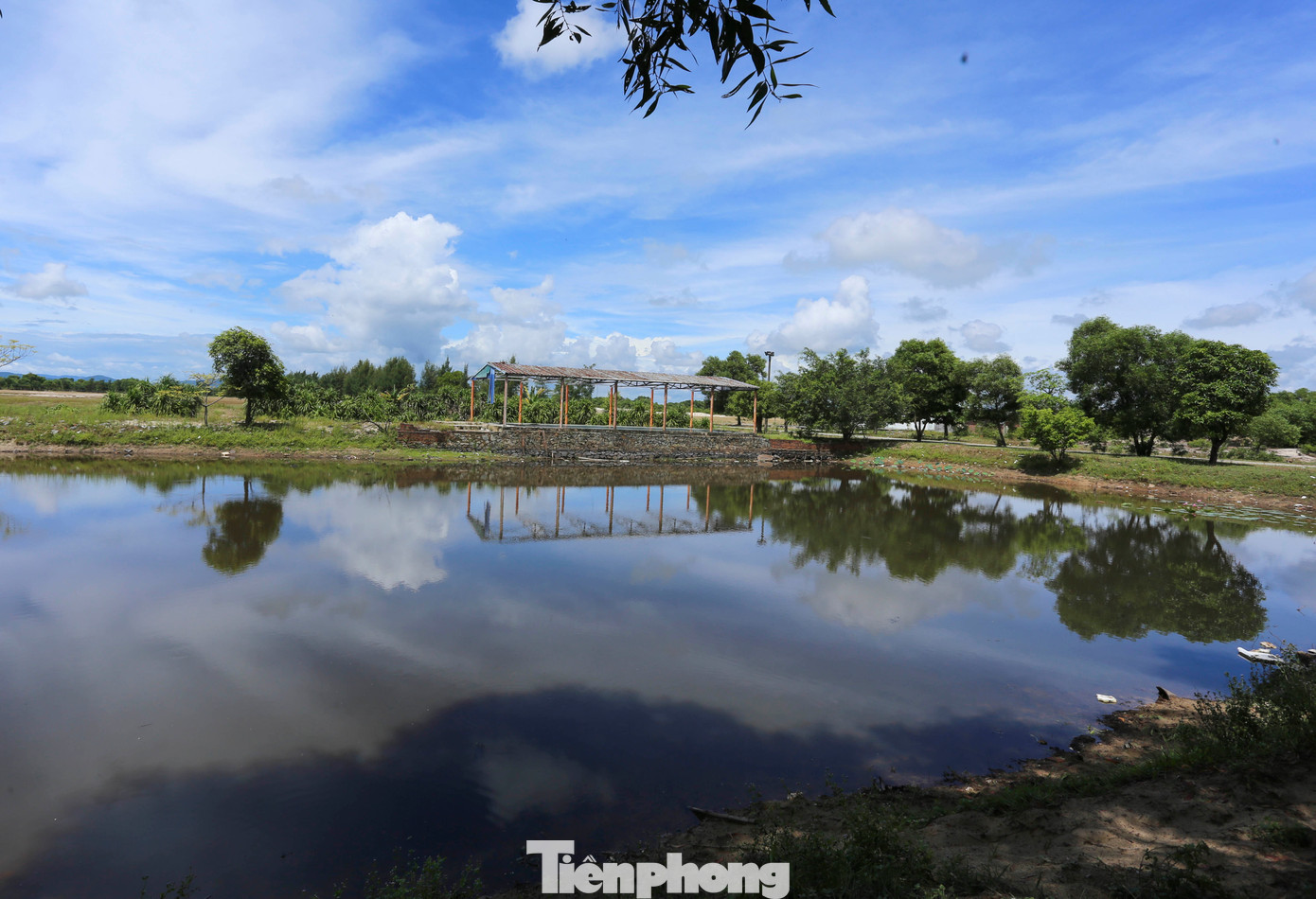 Hạng mục nhà chờ bằng tôn thép mục nát theo thời gian. Nhiều mảnh kính vỡ vương vãi khắp nơi trong khu du lịch. Hạng mục nhà chờ bằng tôn thép mục nát theo thời gian. Nhiều mảnh kính vỡ vương vãi khắp nơi trong khu du lịch.