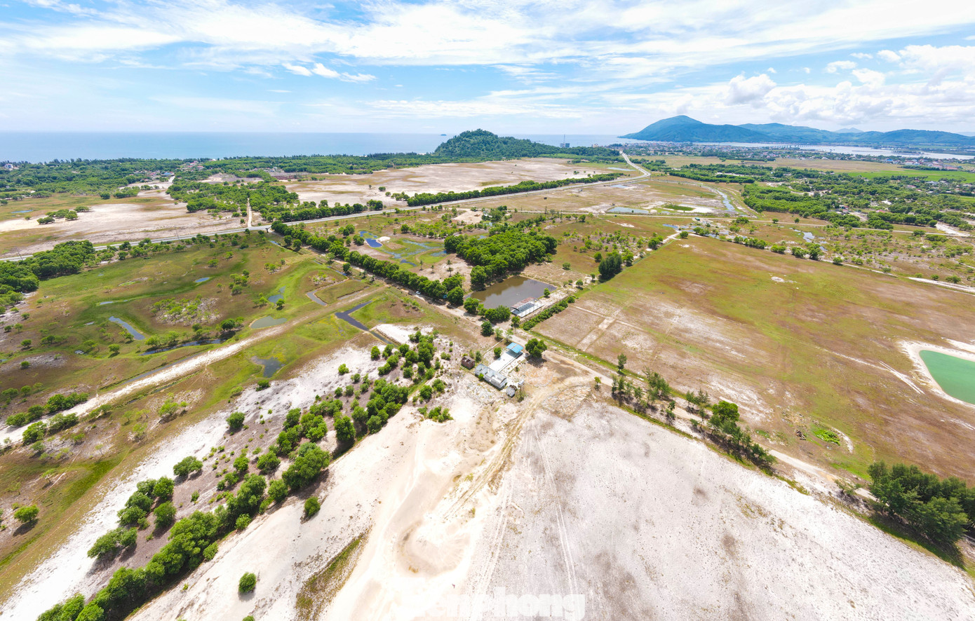 Theo ghi nhận, toàn bộ khuôn viên Khu du lịch Đồng Nôi nay chỉ còn lại những công trình đổ nát. Vườn hoa, bãi trượt cát, tiểu cảnh, công viên,... giờ chỉ còn là bãi đất hoang. Theo ghi nhận, toàn bộ khuôn viên Khu du lịch Đồng Nôi nay chỉ còn lại những công trình đổ nát. Vườn hoa, bãi trượt cát, tiểu cảnh, công viên,... giờ chỉ còn là bãi đất hoang.