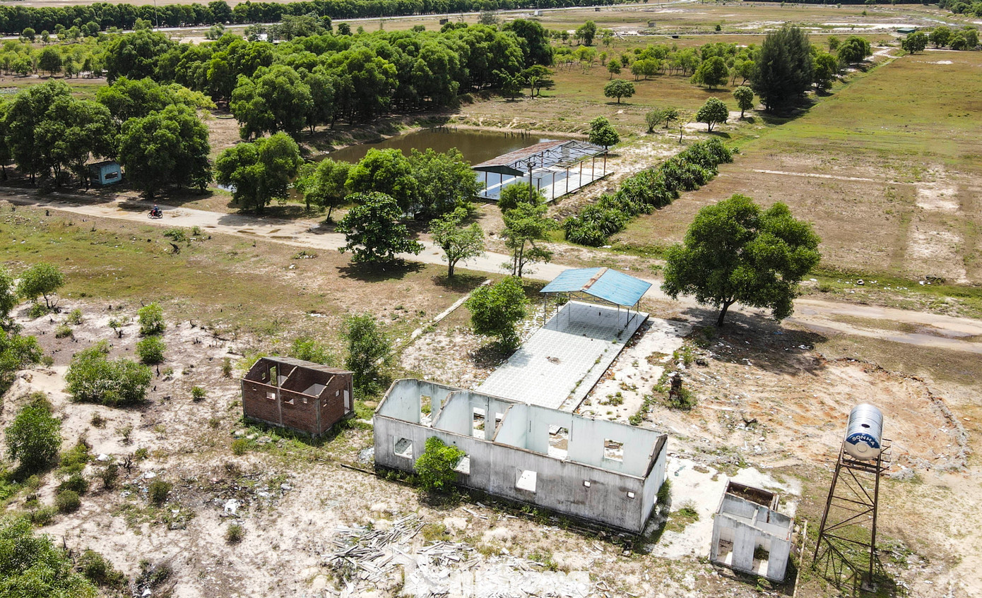 “Khoảng 4 năm nay, khu du lịch không còn hoạt động, nhiều công trình bên trong cũng vì thế xuống cấp, hư hỏng, nằm trơ trọi”, ông Thắng (50 tuổi) cho hay. “Khoảng 4 năm nay, khu du lịch không còn hoạt động, nhiều công trình bên trong cũng vì thế xuống cấp, hư hỏng, nằm trơ trọi”, ông Thắng (50 tuổi) cho hay.