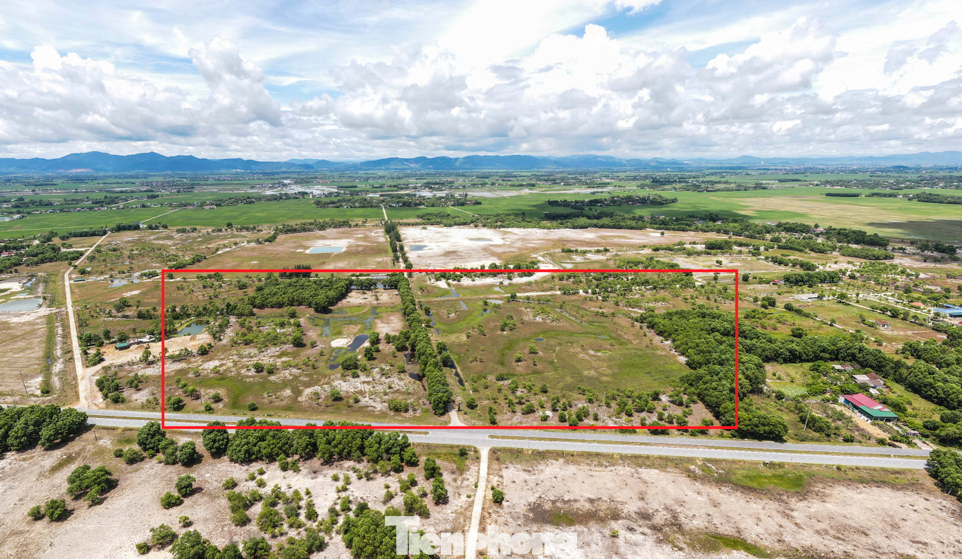 Khu du lịch sinh thái Đồng Nôi - Thiên Cầm (Khu du lịch Đồng Nôi) nằm trên khu đất rộng khoảng 40ha tại thị trấn Thiên Cầm, huyện Cẩm Xuyên, Hà Tĩnh. Khu đất này trước đây là nơi khai thác quặng Titan của Tổng Công ty Khoáng sản và Thương mại Hà Tĩnh - CTCP (Mitraco Hà Tĩnh) quản lý. Năm 2016, sau thời gian khai thác xong, chủ đầu tư sử dụng xây dựng khu du lịch. Khu du lịch sinh thái Đồng Nôi - Thiên Cầm (Khu du lịch Đồng Nôi) nằm trên khu đất rộng khoảng 40ha tại thị trấn Thiên Cầm, huyện Cẩm Xuyên, Hà Tĩnh. Khu đất này trước đây là nơi khai thác quặng Titan của Tổng Công ty Khoáng sản và Thương mại Hà Tĩnh - CTCP (Mitraco Hà Tĩnh) quản lý. Năm 2016, sau thời gian khai thác xong, chủ đầu tư sử dụng xây dựng khu du lịch.