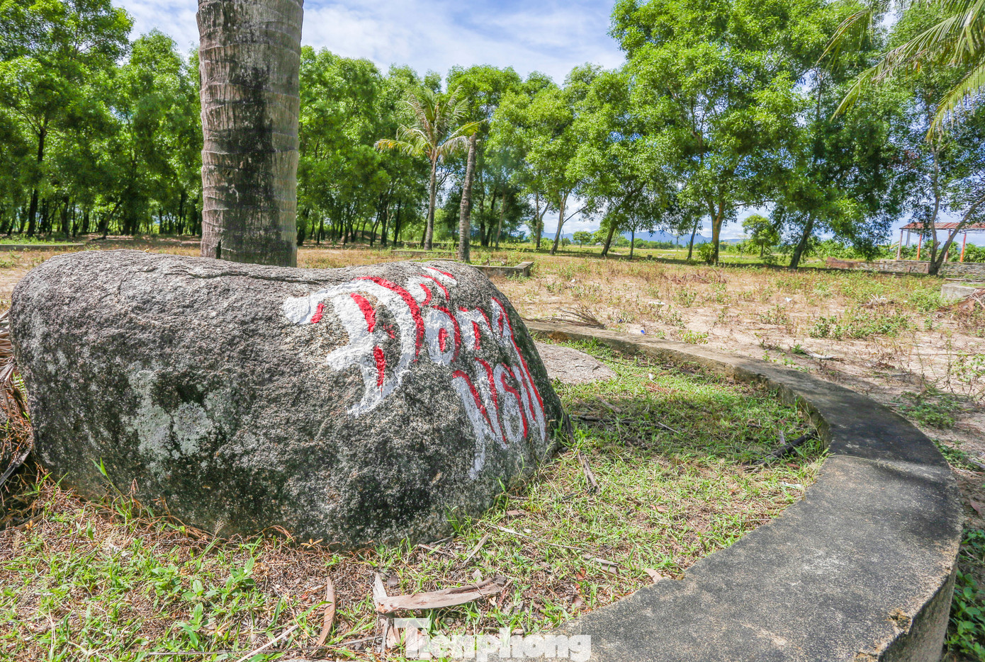 Theo thuyết minh, khu du lịch tích hợp nhiều hình thức vui chơi giải trí và nghỉ dưỡng như: Trượt cát, đi xe mô tô địa hình, tham quan khu vực đầm sen, thưởng thức trái cây tại vườn chợ nông sản, ẩm thực… với tổng mức đầu tư hàng tỷ đồng. Tuy nhiên, sau 8 năm đi vào hoạt động, đến nay, khu du lịch chỉ còn lại đống đổ nát, hoang hóa. Theo thuyết minh, khu du lịch tích hợp nhiều hình thức vui chơi giải trí và nghỉ dưỡng như: Trượt cát, đi xe mô tô địa hình, tham quan khu vực đầm sen, thưởng thức trái cây tại vườn chợ nông sản, ẩm thực… với tổng mức đầu tư hàng tỷ đồng. Tuy nhiên, sau 8 năm đi vào hoạt động, đến nay, khu du lịch chỉ còn lại đống đổ nát, hoang hóa.