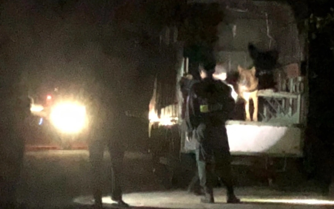 Cảnh sát cơ động cũng đưa nhiều chó nghiệp vụ tới hiện trường.