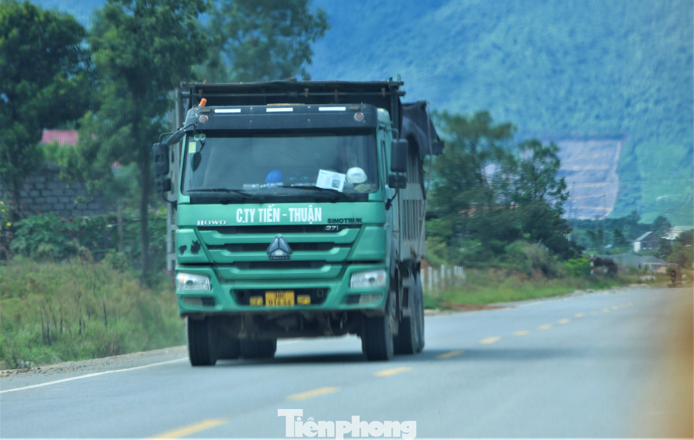 Trong đó, nhiều xe chở vượt thành thùng, che chắn bạt không kỹ khiến đất đá rơi xuống đường, bụi bay mù mịt, gây nguy hiểm cho phương tiện qua lại trên tuyến.