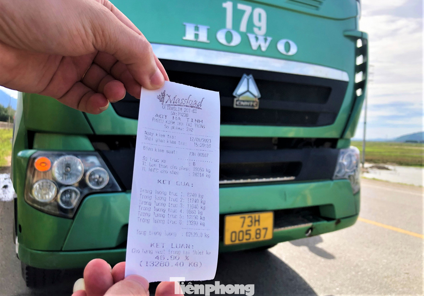 Quá trình kiểm tra, cảnh sát phát hiện xe Howo biển kiểm soát 73H-005.87 của Công ty TNHH Xây dựng thương mại tổng hợp 179 (thị xã Ba Đồn, Quảng Bình) chở hàng vượt tải trọng 62/37 tấn, vượt 30-50% so với quy định.