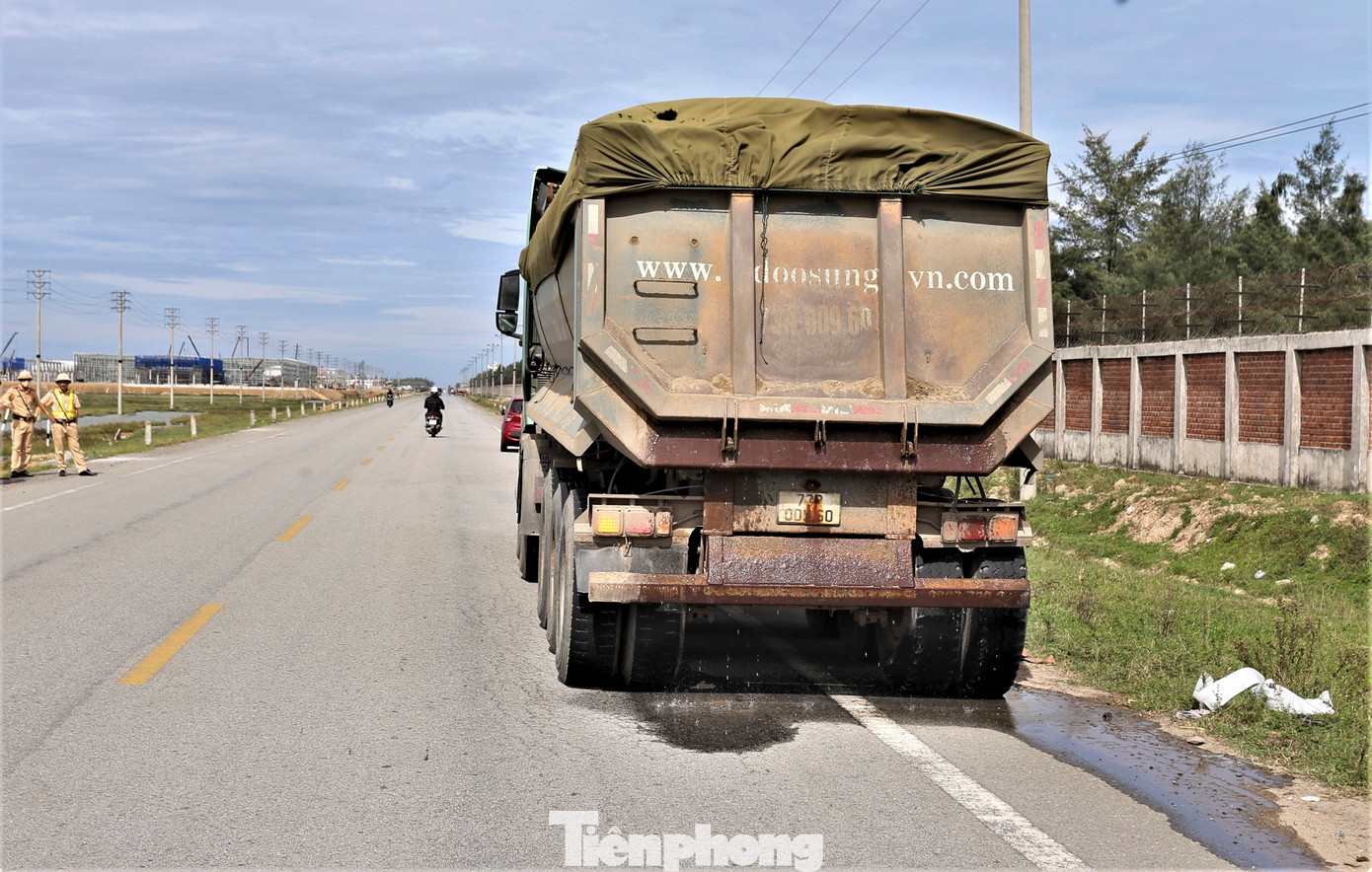 Các phương tiện được kiểm tra gồm xe tải, xe ben, Howo chở cát, đất, đá... lưu thông trên các tuyến đường ở Khu kinh tế Vũng Áng có dấu hiệu vi phạm tải trọng, chở quá thành thùng hoặc che chắn bạt không đảm bảo khiến vật liệu rơi vãi.