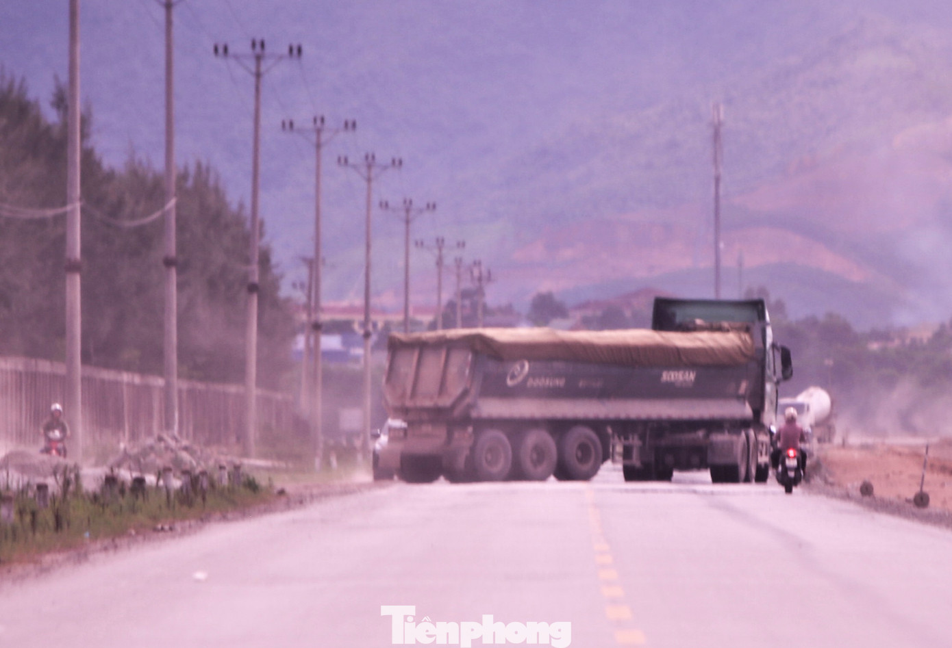 Phát hiện lực lượng chức năng làm nhiệm vụ, nhiều xe tải chở vật liệu xây dựng quay đầu xe, né tránh việc kiểm tra gây nguy hiểm cho người tham gia giao thông.