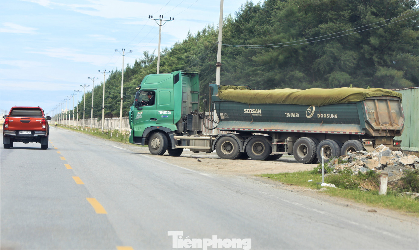 Phát hiện lực lượng chức năng làm nhiệm vụ, nhiều xe tải chở vật liệu xây dựng quay đầu xe, né tránh việc kiểm tra gây nguy hiểm cho người tham gia giao thông.