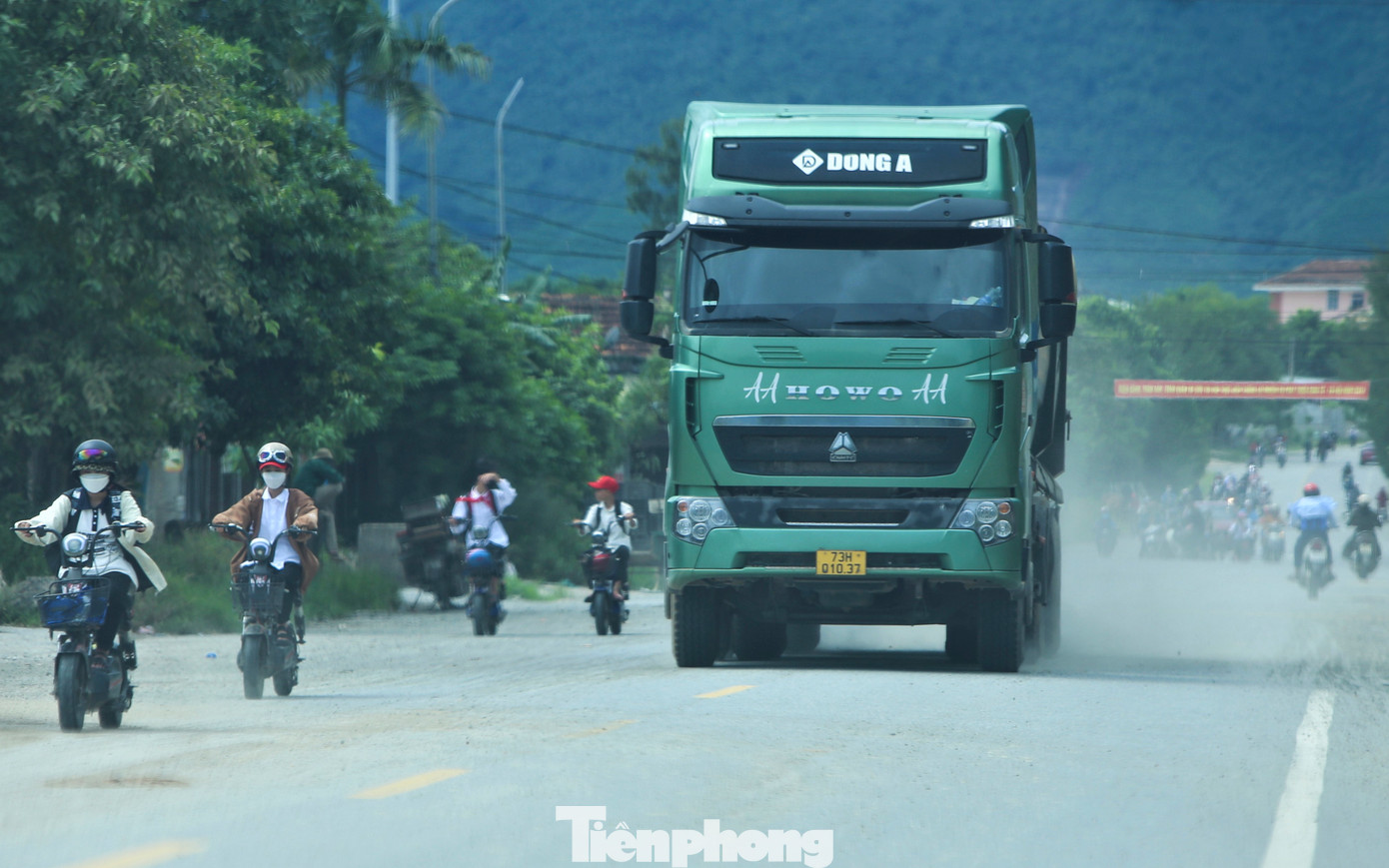 Xe tải chở vật liệu chạy tốc độ cao và tải trọng lớn, không đảm bảo an toàn khiến người dân và học sinh lo lắng.