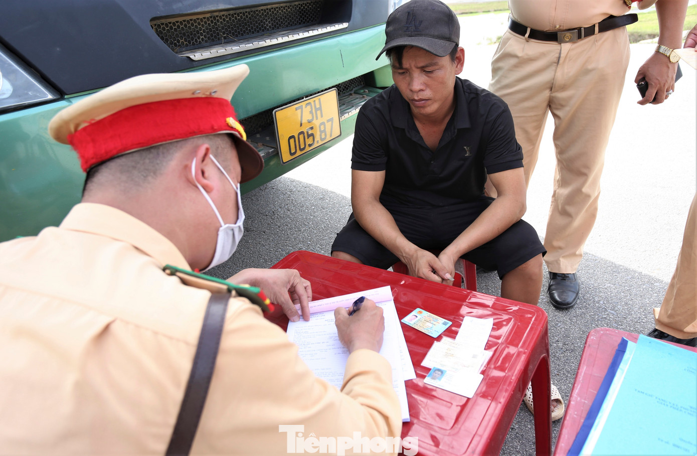 Với lỗi này, tài xế và doanh nghiệp sẽ bị phạt tiền đến 18 triệu đồng, tước phù hiệu kinh doanh 2 tháng.