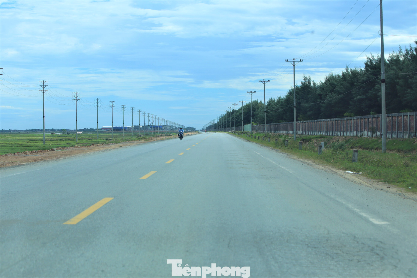 Các tuyến đường tấp nập xe chở vật liệu bỗng vắng bất thường khi có CSGT làm nhiệm vụ.