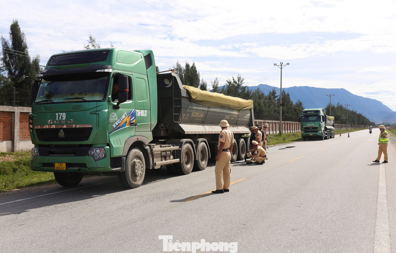 Chiều 12/9, sau phản ánh của báo Tiền Phong về tình trạng xe “Hổ vồ” (Howo) cùng loạt xe tải chở cát, đá, đất... quá thành thùng, che chắn bạt không kín, chạy rầm rộ trên các tuyến đường ở khu kinh tế Vũng Áng, Đại tá Nguyễn Hồng Phong - Giám đốc Công an tỉnh Hà Tĩnh đã chỉ đạo tổ công tác đặc biệt 256 phối hợp Công an thị xã Kỳ Anh kiểm tra, xử lý các phương tiện vi phạm.