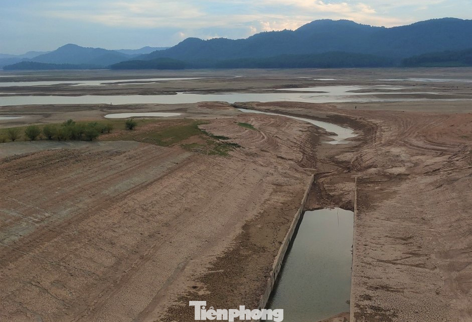 Khu vực trạm bơm lấy nước thô từ lòng hồ Kẻ Gỗ cạn trơ đáy.