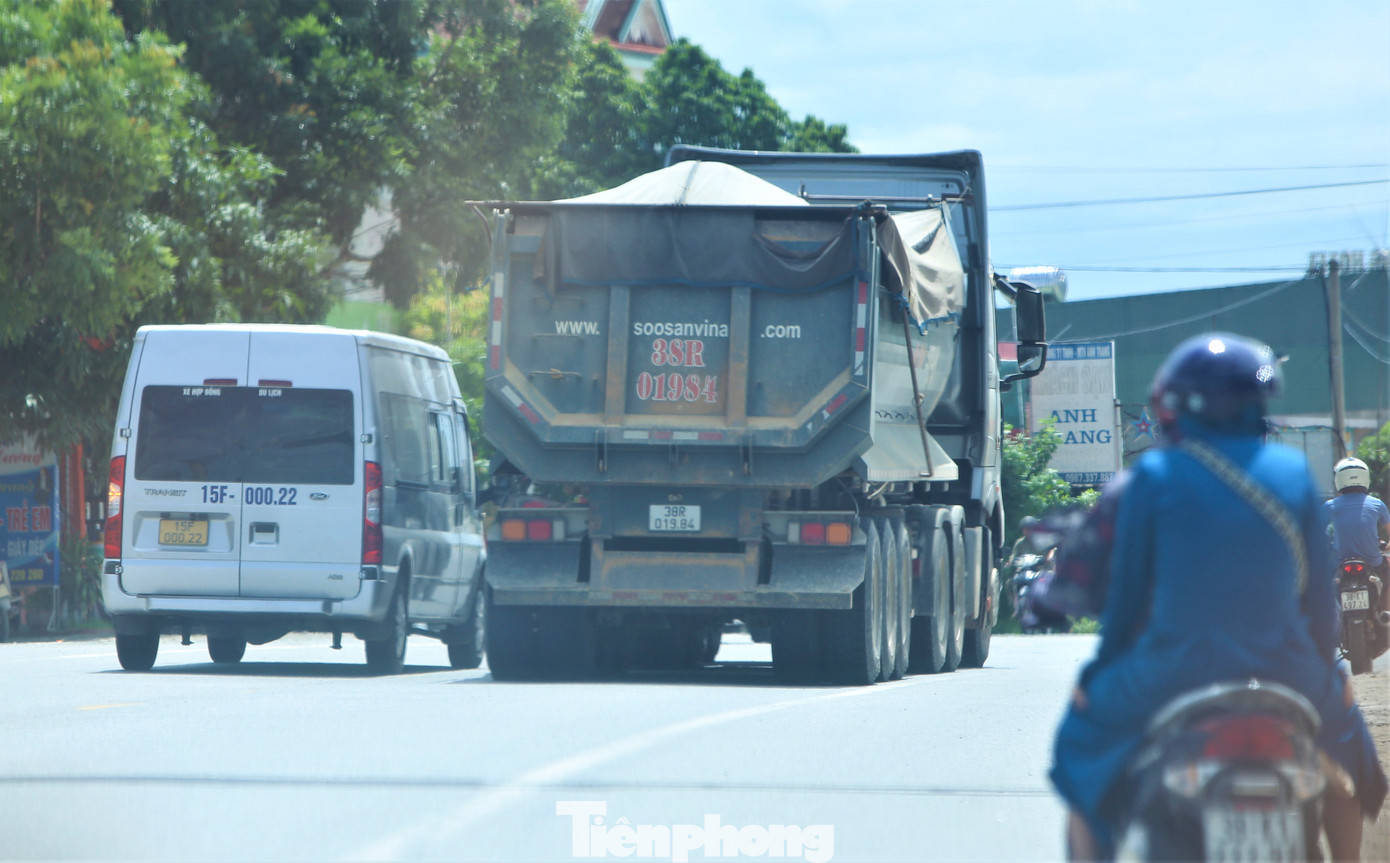 Trong đó, nhiều xe chở vượt thành thùng, che chắn bạt không kỹ khiến đất đá rơi xuống đường, bụi bay mù mịt, gây nguy hiểm cho phương tiện qua lại trên tuyến.