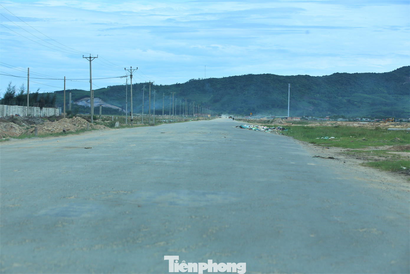 Các tuyến đường tấp nập xe chở vật liệu bỗng vắng bất thường khi có CSGT làm nhiệm vụ.