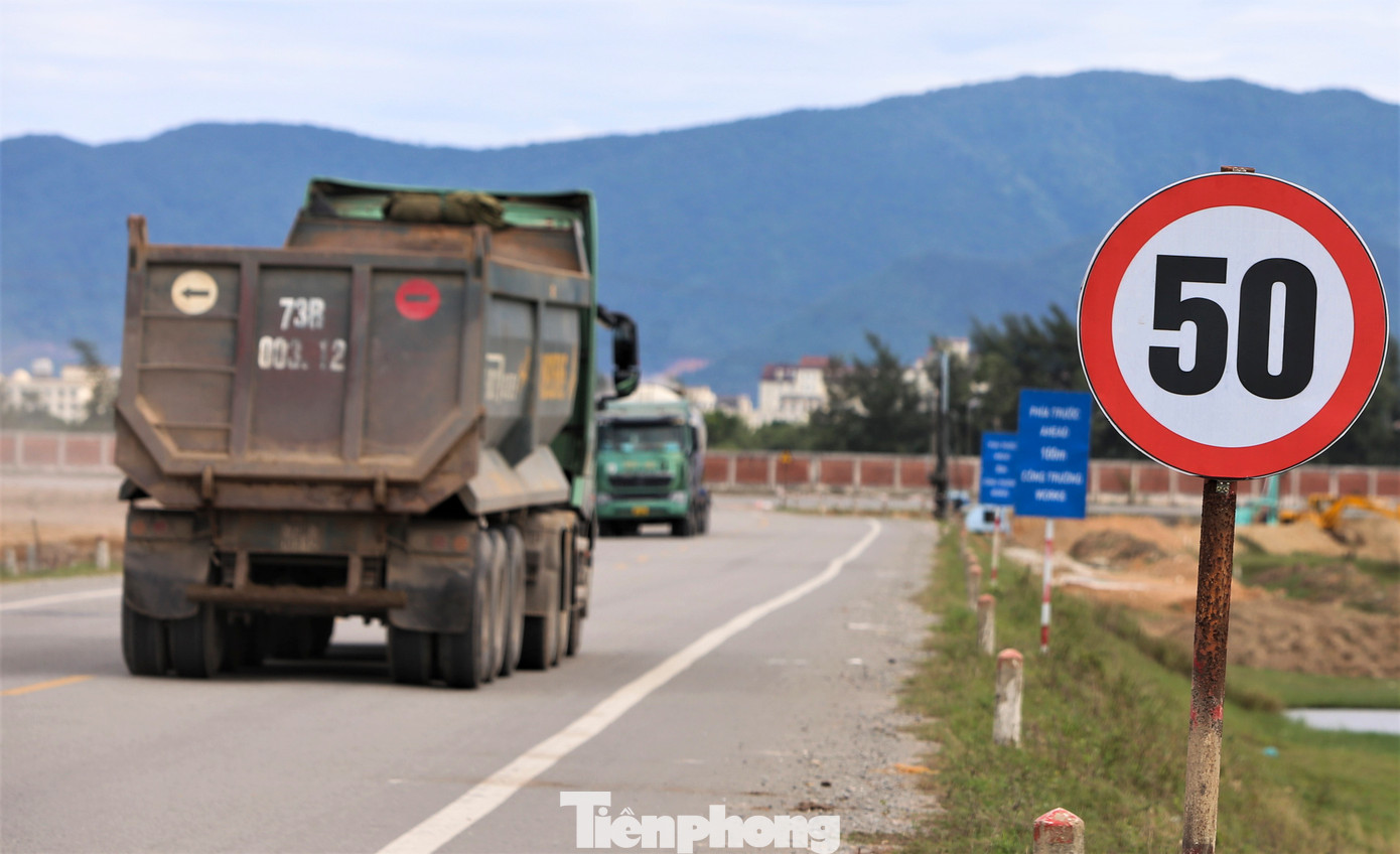 Trên tuyến đường được lắp đặt biển giới hạn tốc độ song nhiều xe chạy với tốc độ cao.