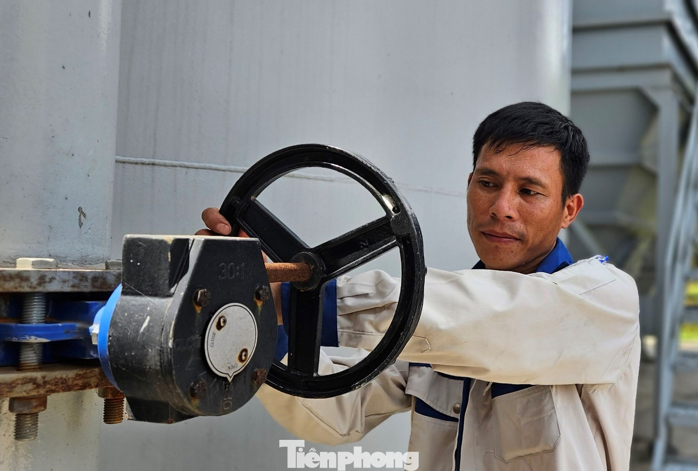 Nhà máy nước Bắc Cẩm Xuyên cắt nước luân phiên với khách hàng để chờ mưa.