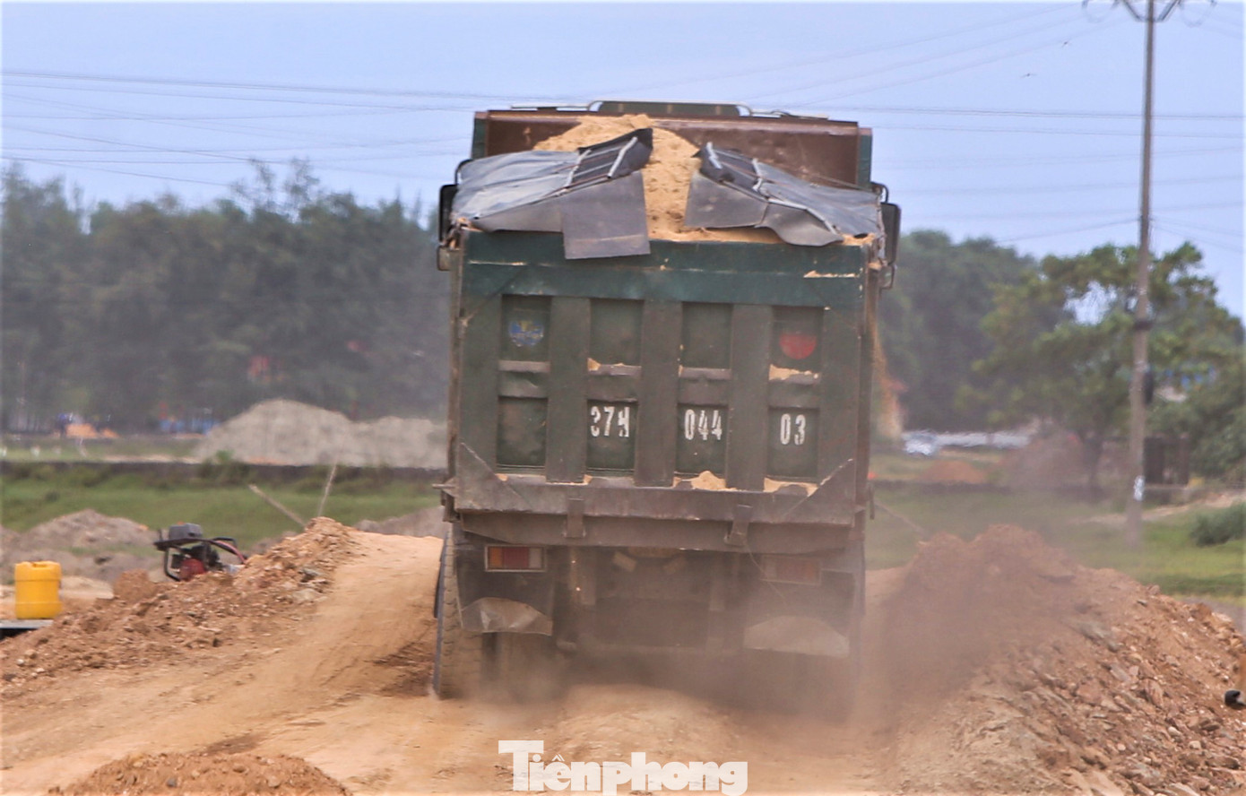 Trong đó, nhiều xe chở vượt thành thùng, che chắn bạt không kỹ khiến đất đá rơi xuống đường, bụi bay mù mịt, gây nguy hiểm cho phương tiện qua lại trên tuyến.