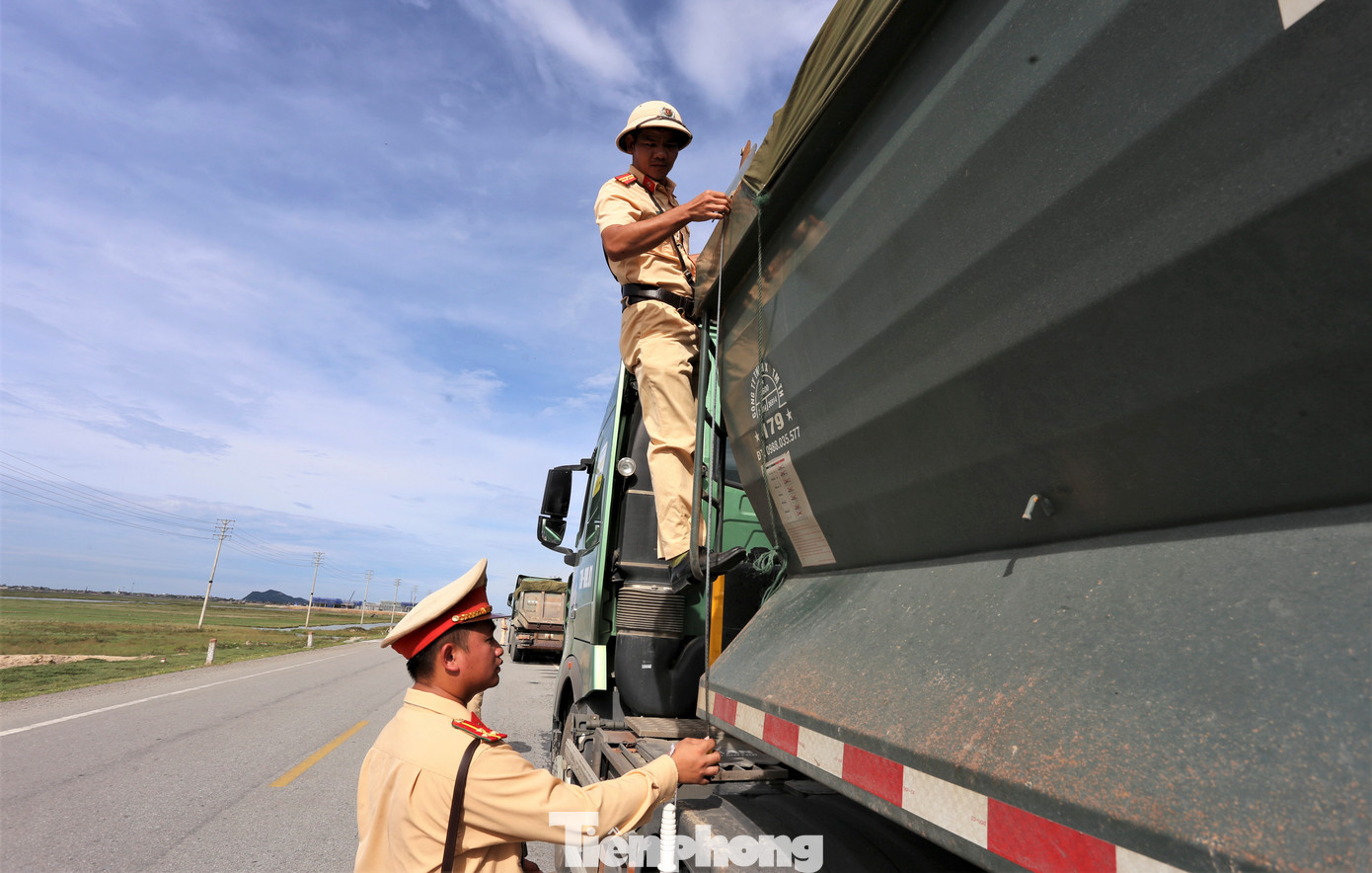 Ngoài ra, ngành chức năng còn kiểm tra thành thùng, việc che chắn các xe có đảm bảo so với quy định.