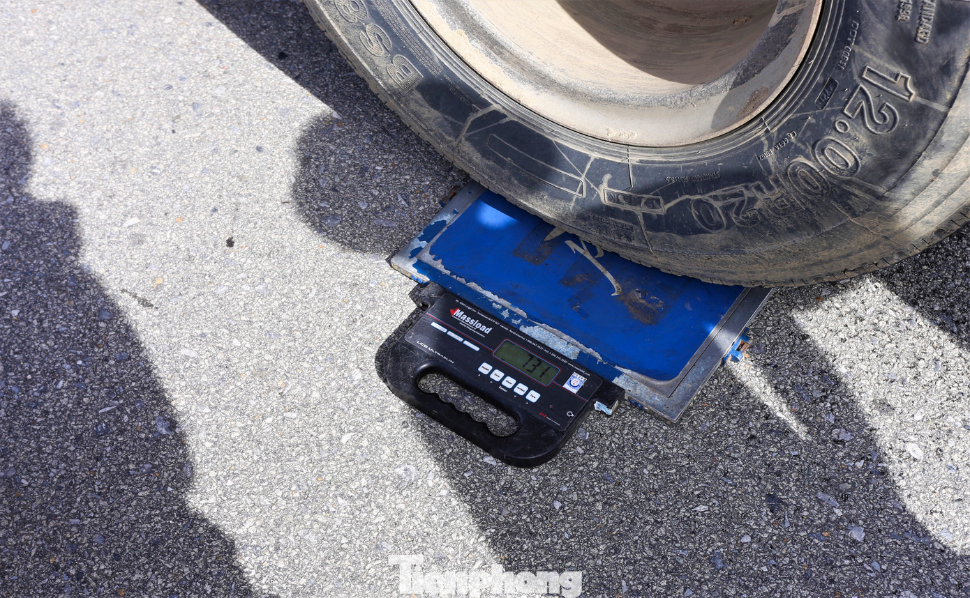 Thiếu tá Nguyễn Đình Toàn (phụ trách Tổ công tác 256) cho biết: “Ghi nhận trên các tuyến đường ở khu kinh tế Vũng Áng, có tình trạng xe tải chở vật liệu vi phạm như báo Tiền Phong đã nêu. Đơn vị đã xử lý một số trường hợp vi phạm tải trọng, che chắn bạt không kỹ làm vật liệu rơi vãi. Việc kiểm tra sẽ kéo dài để xử lý dứt điểm tình trạng trên”. Trong hình, lực lượng CSGT cân tải trọng trực tiếp các phương tiện có dấu hiệu vi phạm..