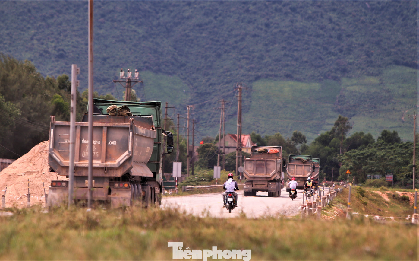 Tuy nhiên, vào sáng cùng ngày, phóng viên ghi nhận hàng trăm lượt xe tải, xe ben, xe Howo chở cát, đất, đá nối đuôi nhau chạy rầm rầm trên các tuyến đường về khu kinh tế Vũng Áng.
