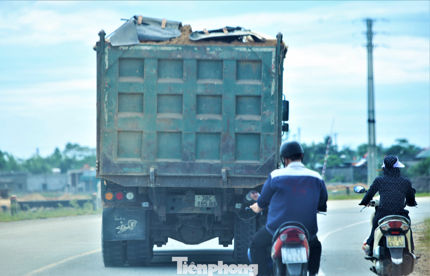 Trong đó, nhiều xe chở vượt thành thùng, che chắn bạt không kỹ khiến đất đá rơi xuống đường, bụi bay mù mịt, gây nguy hiểm cho phương tiện qua lại trên tuyến.