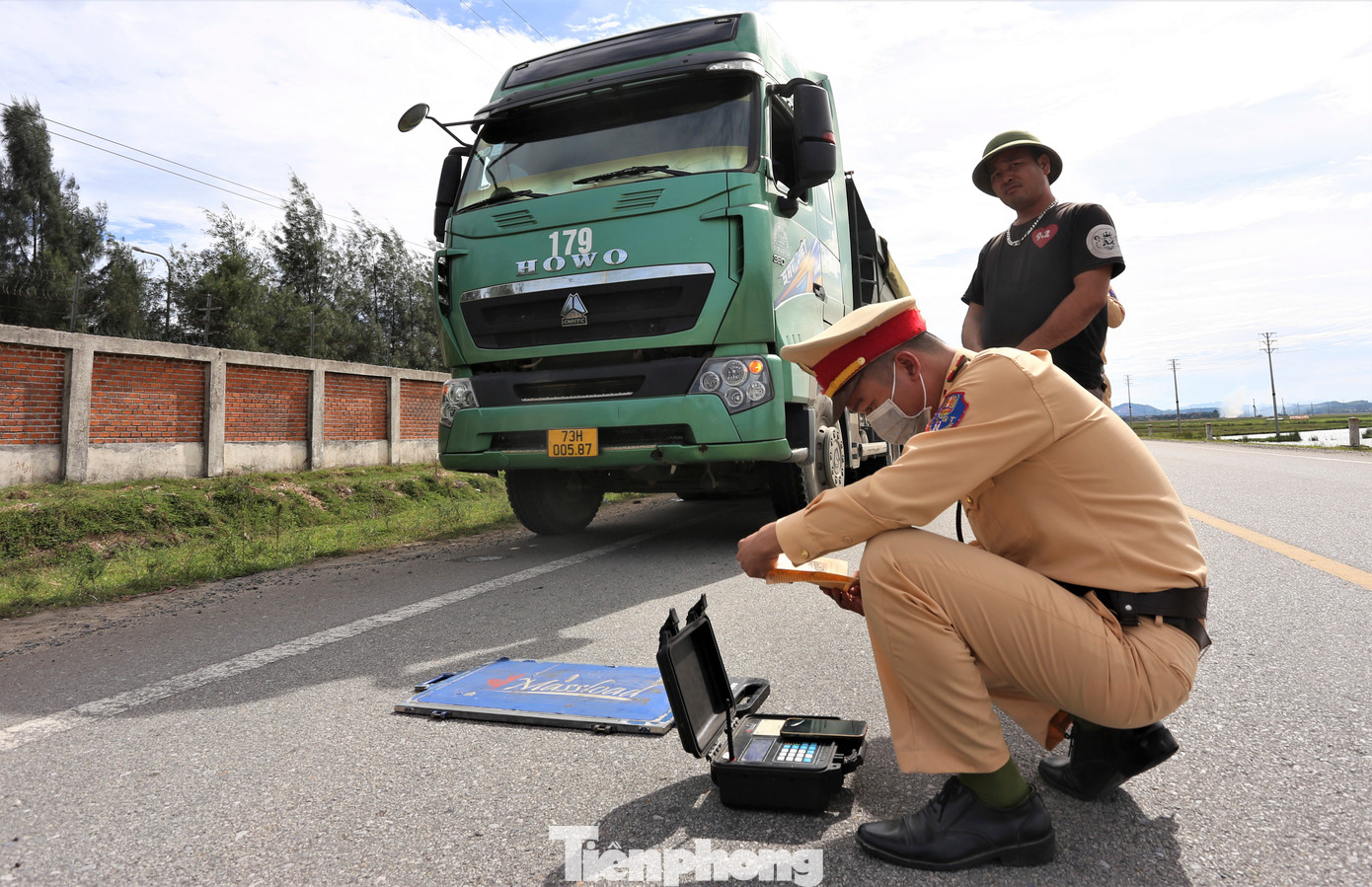 Thiếu tá Nguyễn Đình Toàn (phụ trách Tổ công tác 256) cho biết: “Ghi nhận trên các tuyến đường ở khu kinh tế Vũng Áng, có tình trạng xe tải chở vật liệu vi phạm như báo Tiền Phong đã nêu. Đơn vị đã xử lý một số trường hợp vi phạm tải trọng, che chắn bạt không kỹ làm vật liệu rơi vãi. Việc kiểm tra sẽ kéo dài để xử lý dứt điểm tình trạng trên”. Trong hình, lực lượng CSGT cân tải trọng trực tiếp các phương tiện có dấu hiệu vi phạm..
