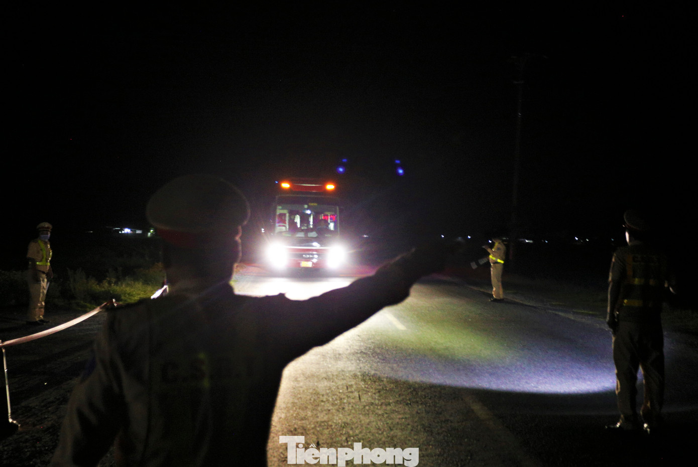 Tuyến đường ven biển Hà Tĩnh chạy qua 5 huyện: Nghi Xuân, Lộc Hà, Thạch Hà, Cẩm Xuyên, Kỳ Anh. Theo ghi nhận, mỗi đêm có hàng chục lượt phương tiện lưu thông trên tuyến đường này. Loại phương tiện mà Tổ công tác đặc biệt tập trung kiểm tra là xe tải, xe khách, xe đầu kéo, container với các hành vi vi phạm như: chạy quá tốc độ; chở quá số hành khách quy định; chở hàng quá khổ, quá tải, cơi nới thành thùng; sử dụng nồng độ cồn, các chất kích thích khi điều khiển phương tiện. Tuyến đường ven biển Hà Tĩnh chạy qua 5 huyện: Nghi Xuân, Lộc Hà, Thạch Hà, Cẩm Xuyên, Kỳ Anh. Theo ghi nhận, mỗi đêm có hàng chục lượt phương tiện lưu thông trên tuyến đường này. Loại phương tiện mà Tổ công tác đặc biệt tập trung kiểm tra là xe tải, xe khách, xe đầu kéo, container với các hành vi vi phạm như: chạy quá tốc độ; chở quá số hành khách quy định; chở hàng quá khổ, quá tải, cơi nới thành thùng; sử dụng nồng độ cồn, các chất kích thích khi điều khiển phương tiện.