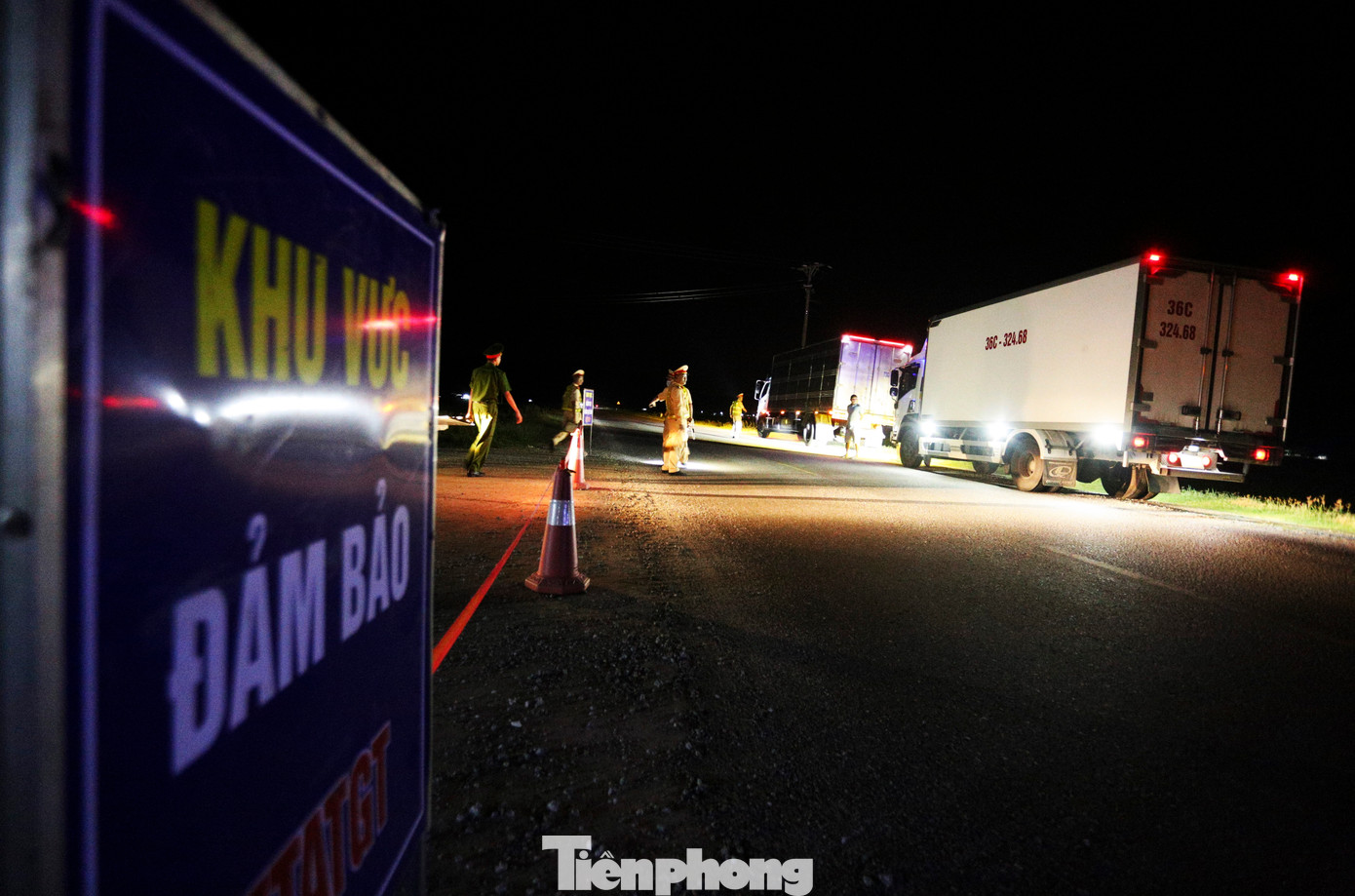 Theo ghi nhận của PV Tiền Phong, trong hơn 1 giờ có mặt trên tuyến đường ven biển, đã có hàng chục lượt xe container, xe tải trọng lớn và ô tô vận tải hành khách di chuyển qua tuyến. Việc kiểm tra chấp hành pháp luật ATGT trên tuyến đường ven biển Hà Tĩnh của Tổ công tác đặc biệt 256 Công an tỉnh được thực hiện từ 18h hôm trước đến 0h ngày hôm sau. Theo ghi nhận của PV Tiền Phong, trong hơn 1 giờ có mặt trên tuyến đường ven biển, đã có hàng chục lượt xe container, xe tải trọng lớn và ô tô vận tải hành khách di chuyển qua tuyến. Việc kiểm tra chấp hành pháp luật ATGT trên tuyến đường ven biển Hà Tĩnh của Tổ công tác đặc biệt 256 Công an tỉnh được thực hiện từ 18h hôm trước đến 0h ngày hôm sau.